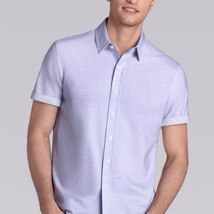 Model wear Legend Cloud Grey short sleeve collar shirt, styled with black pants.